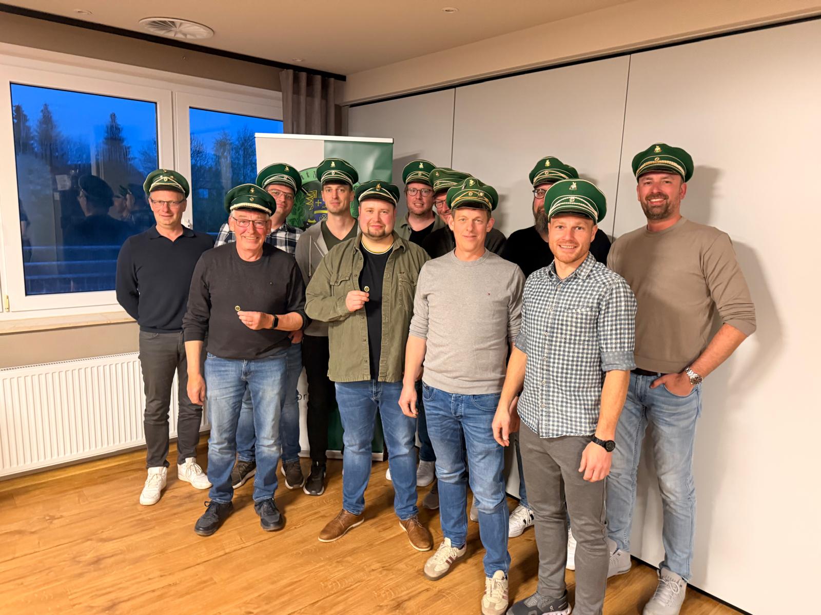 Geehrte Schützenbrüder für mindestens 10 Jahre ehrenamtliche Tätigkeit und Kommandeur Simon Schäfer